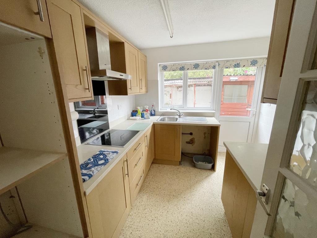 Lot: 141 - DETACHED BUNGALOW WITH CONSERVATORY FOR IMPROVEMENT - kitchen 2